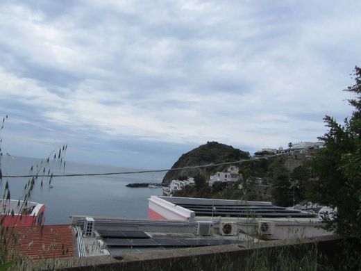 Villa Serrara Fontana, Napoli ilçesinde