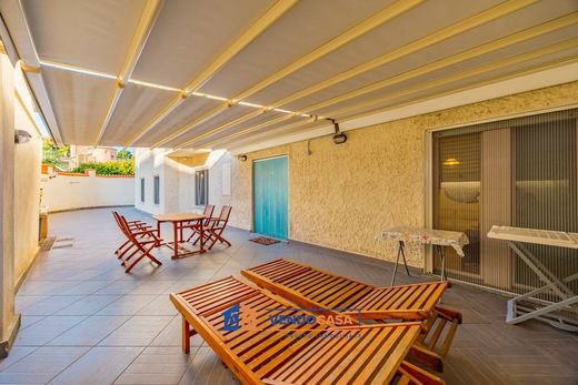 Apartment / Etagenwohnung in Varazze, Provincia di Savona