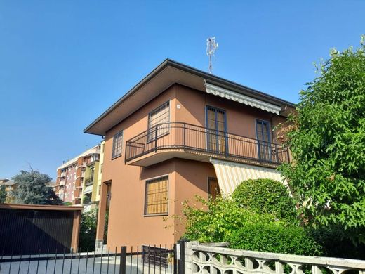 Villa in Paderno Dugnano, Milan