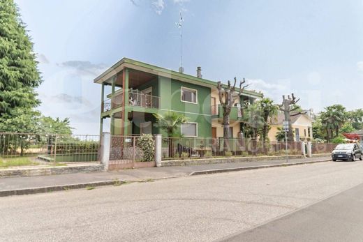 Villa in Rozzano, Milan