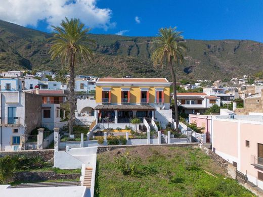 빌라 / Santa Marina Salina, Messina