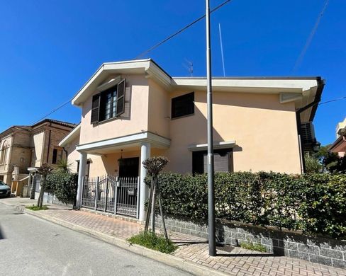 Luxury home in Pescara, Provincia di Pescara