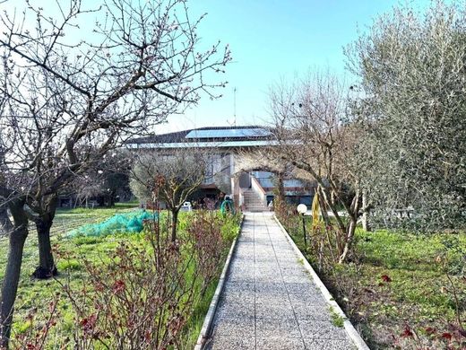 Villa Fano, Pesaro e Urbino ilçesinde