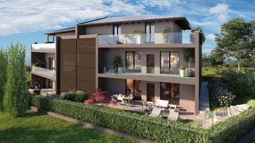 Apartment / Etagenwohnung in Ponteranica, Provincia di Bergamo