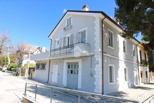 Элитный дом, Porto San Giorgio, Province of Fermo