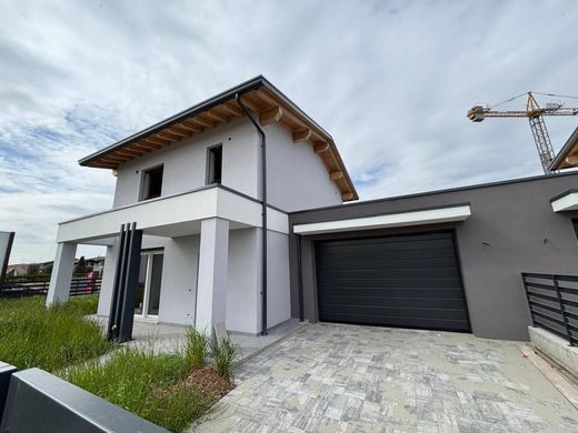 Villa in Borgosatollo, Provincia di Brescia