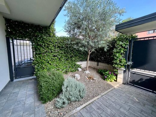 Βίλα σε Legnano, Città metropolitana di Milano