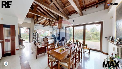 Villa in Cogliate, Provincia di Monza e della Brianza