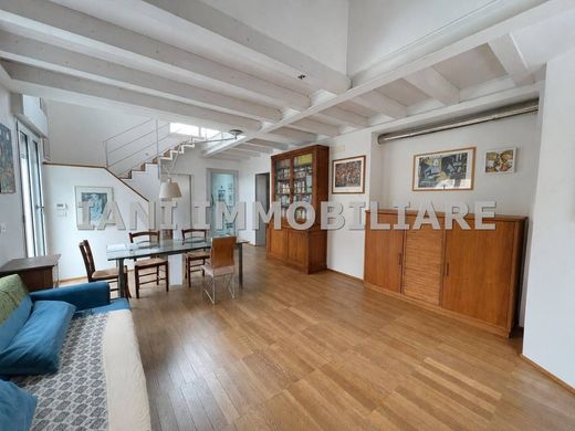 Apartment / Etagenwohnung in Bologna, Emilia-Romagna