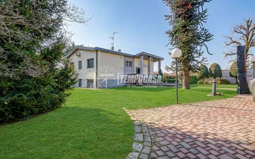 Villa in Casorate Sempione, Provincia di Varese