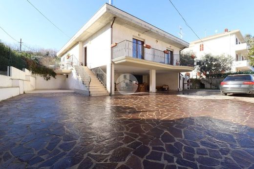 Villa Silvi, Teramo ilçesinde