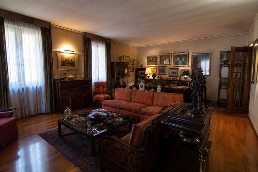 Apartment / Etagenwohnung in Rom, Latium