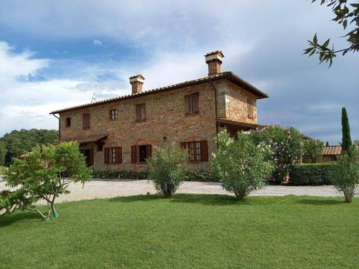 Country House in Foiano della Chiana, Province of Arezzo