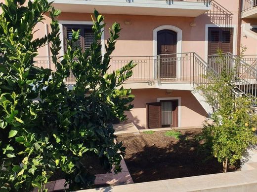 منزل مسطّب متراص ﻓﻲ كاتانيا, Catania