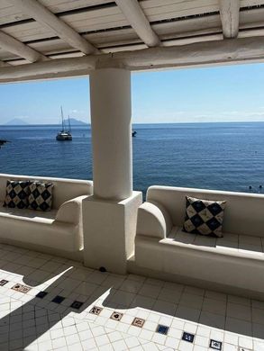 Villa in Santa Marina Salina, Province of Messina