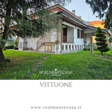 Villa in Vittuone, Milan