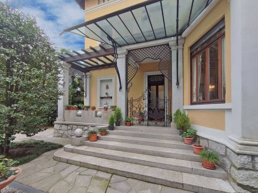 Villa in Lesa, Provincia di Novara