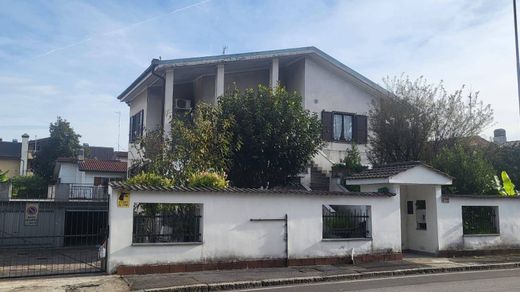 Villa in Corsico, Milan