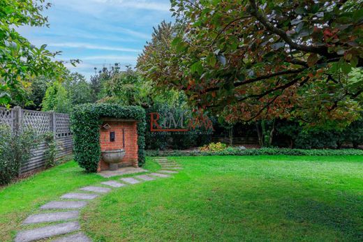 Villa a Trezzano sul Naviglio, Milano