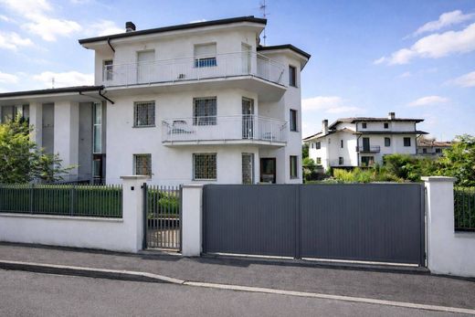 Willa w Cernusco sul Naviglio, Città metropolitana di Milano