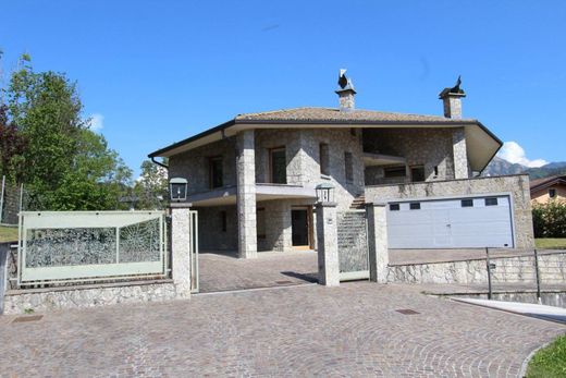 Villa in Rovetta, Provincia di Bergamo