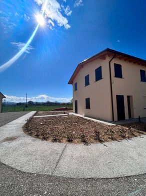 Sıralı evler Formigine, Modena ilçesinde