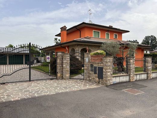 Villa in San Zenone al Lambro, Città metropolitana di Milano