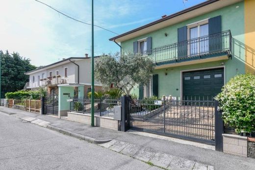 Villa a Peschiera del Garda, Verona