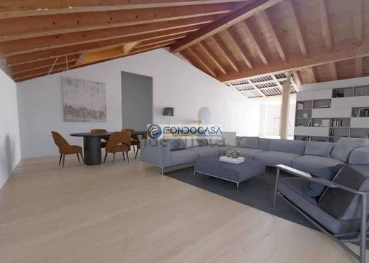 Penthouse Pavia, Pavia ilçesinde