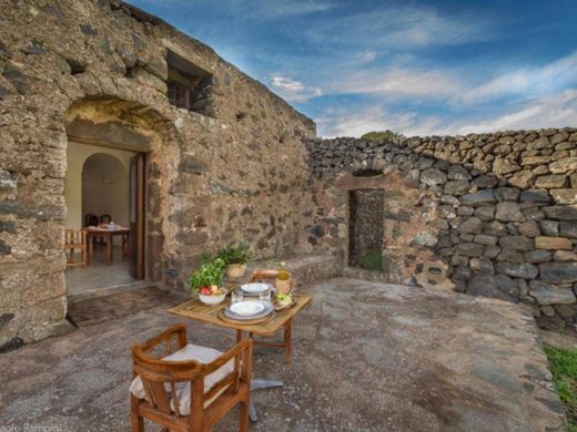 Kɪr evi Pantelleria, Trapani ilçesinde