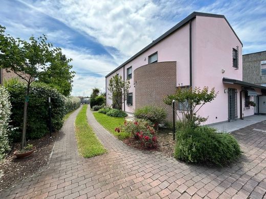 Villa Ferrara, Ferrara ilçesinde