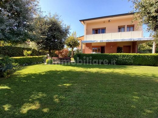 Villa a Forte dei Marmi, Lucca