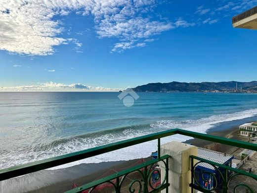 Apartment / Etagenwohnung in Savona, Provincia di Savona