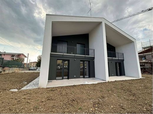 Villa in Montecchio Emilia, Provincia di Reggio Emilia