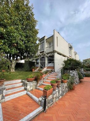 Sıralı evler Carrara, Massa-Carrara ilçesinde