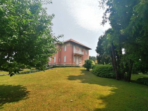 Villa a Valmorea, Como