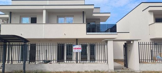 Villa a Bareggio, Milano