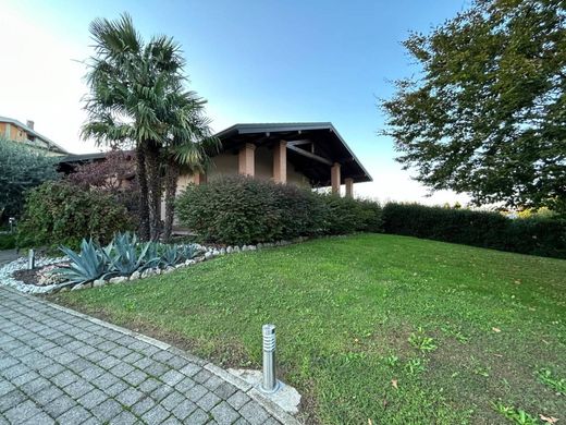 Villa in Gerenzano, Provincia di Varese