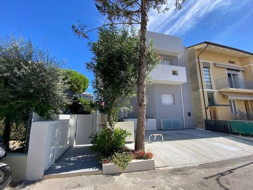 阁楼  Gabicce Mare, 佩萨罗乌尔比诺省