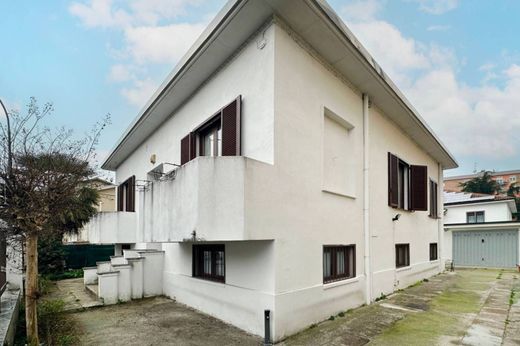 Villa a Corsico, Milano