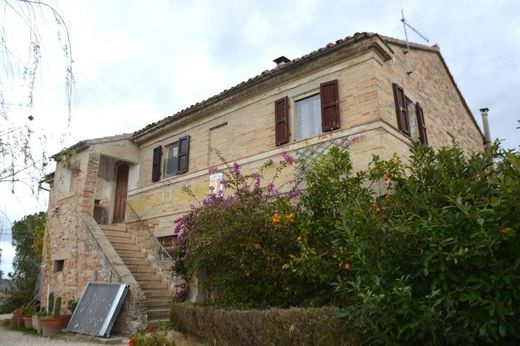 Köy evi San Pietro di Recanati, Macerata ilçesinde