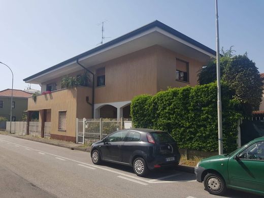 Villa in Varedo, Provincia di Monza e della Brianza