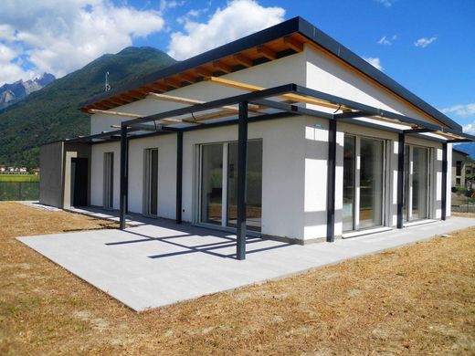 Villa Dubino, Sondrio ilçesinde