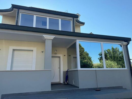 Villa a Pieve Emanuele, Milano