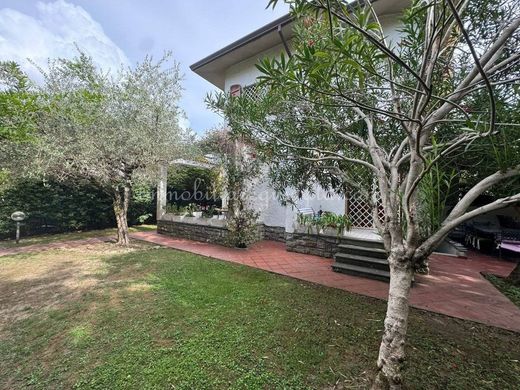 빌라 / 포르테 데이 마르미, Provincia di Lucca