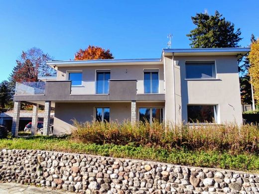 别墅  Venegono Superiore, 瓦雷泽省