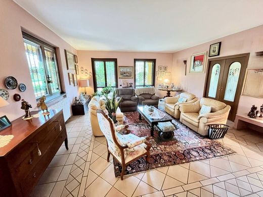 빌라 / Brugherio, Provincia di Monza e della Brianza