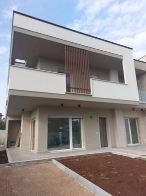 Villa Aprilia, Latina ilçesinde