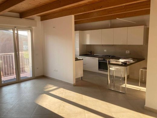 Apartment / Etagenwohnung in Fano, Pesaro-Urbino