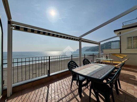 Apartment / Etagenwohnung in Spotorno, Provincia di Savona